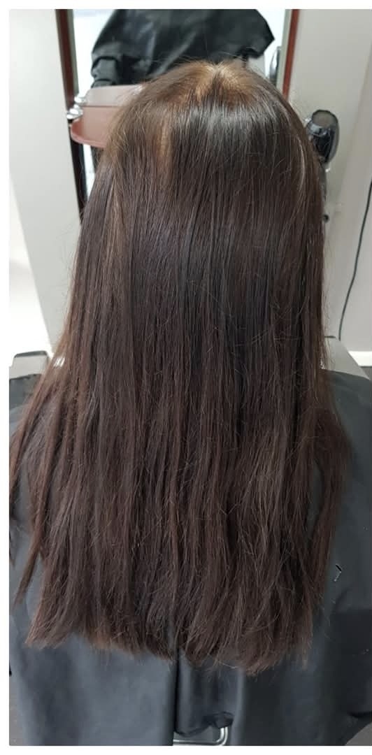 Voor: steil, donkerbruin haar
